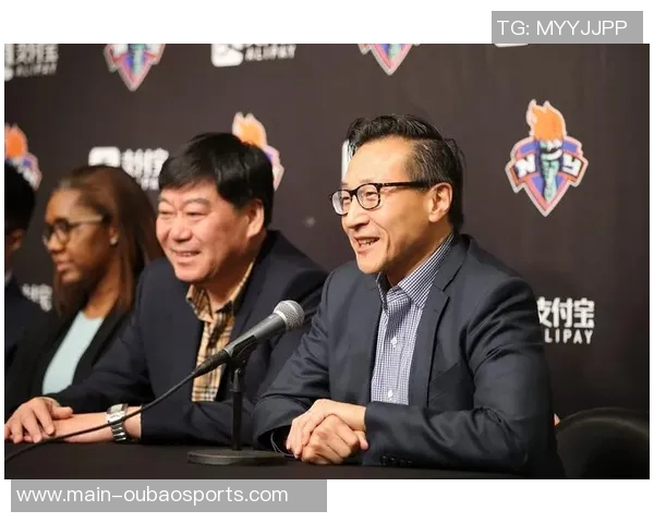 蔡崇信分享与成龙互动照片篮网季前赛将在澳门举行